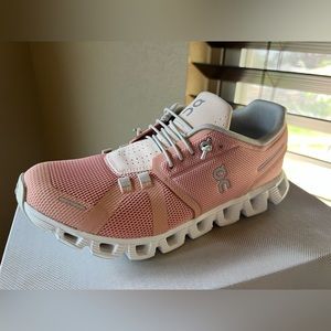 On Running On Cloud 5 tennis shoes in Rose/Shell-New in Box